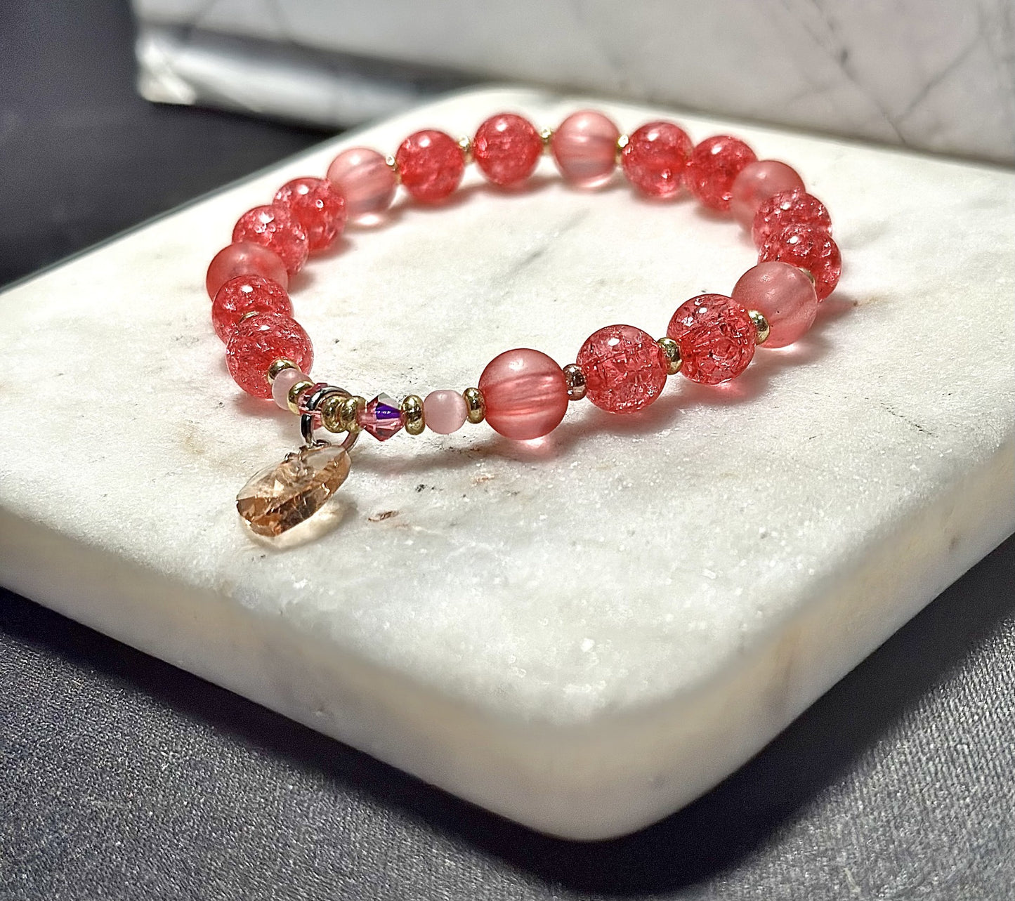 Maggenta Crystal Bracelet / Heart-Shaped Charm / Cat's Eye / Precious Stone Rose