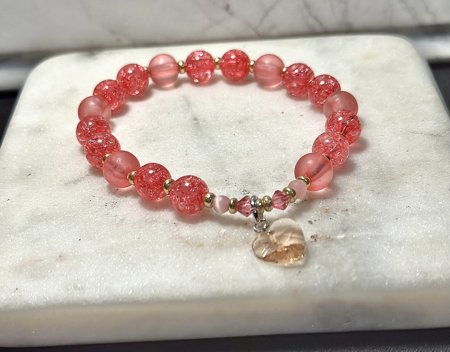 Maggenta Crystal Bracelet / Heart-Shaped Charm / Cat's Eye / Precious Stone Rose